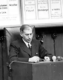 Photographie en noir et blanc de Wilhelm Stuckart lors de son procès en 1946