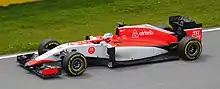 Photo de la Marussia MR03B rouge et blanche de Will Stevens, avec les logos de ses premiers commanditaires.