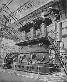Photographie d'une machine à vapeur massive Willans and Robinson, datant de 1903.