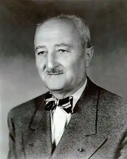 photo : William F. Friedman ; portrait d'un homme en costume et nœud papillon, petite moustache grise, comme le reste de ses cheveux au-delà de son large front dégarnit.