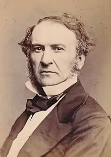 Portrait en noir et blanc d'un homme au visage grave.