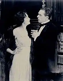 Avec Hedda Hopper, dans The Man Who Lost Himself (1920)