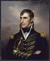 Portait de Harrison portant un uniforme militaire avec un col haut et tenant un sabre. L'uniforme noir est richement décoré de broderies dorées.