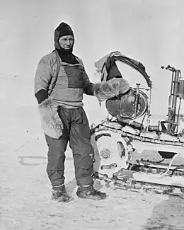 William Lashly en novembre 1911, debout devant un traîneau à moteur Wolseley lors de l'expédition britannique en Antarctique de 1911-1913