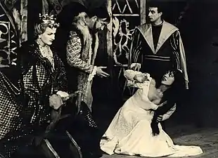 Zlata Rodošek (sl), Jožko Lukeš (sl), Alojz Milič et Miranda Caharija (sl) dans Hamlet de Shakespeare au théâtre slovène de Trieste en 1961
