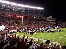 Photographie du Williams-Brice Stadium bondé pendant que l'équipe des Gamecocks fait son entrée.