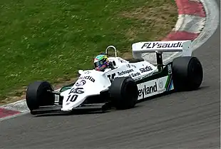  Photo d'une Williams FW07 en action.