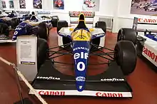 Photo vue de l’avant de la Williams FW15C, avec l'aileron avant au premier plan