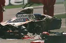 Photo de la monoplace d'Ayrton Senna demeurant sur la piste alors que son pilote a été évacué.