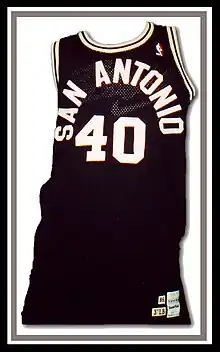 maillot noir numéro 40 des Spurs.