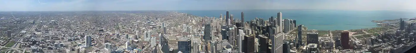 Panorama sur la ville de Chicago, son Downtown et le lac Michigan depuis la Willis Tower (avril 2010).