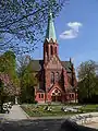 Vue de l'église et de son parvis au printemps, la Ludwigkirchplatz