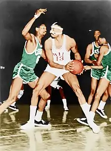 Wilt Chamberlain et Bill Russell pendant un match de basketball