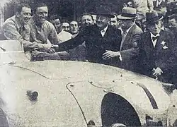 Wimille et Veyron vainqueurs, serrant la main du ministre des travaux publics, et celle du Président de l'ACO M. Singher (24 Heures du Mans 1939).