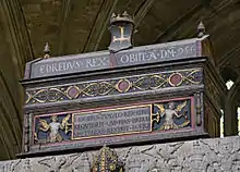 Photo prise en contrebas d'un grand coffre richement décoré portant des inscriptions en latin