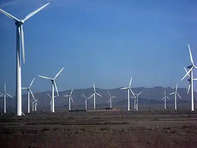 Vue partielle d'un champ d'éoliennes depuis le train en 2008.