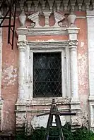 Fenêtre de l'église Vladimirski non chauffée : fronton brisé, corniche, demi-colonnes et cartouche.