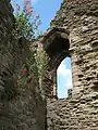 Fenêtre médiévale dans les ruines de la grande tour
