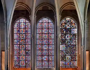 Chapelle de la Vierge : vitraux de la première moitié du XIIIe siècle, et voûtes de la chapelle.