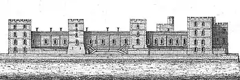 Gravure d'un château avec quatre tours carrées sur sa face avant. Plusieurs fenêtres se trouvent sur les murs et les tours du château avec une longue terrasse plate devant le bâtiment.