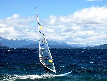 Windsurfing sur le lac Nahuel Huapi.