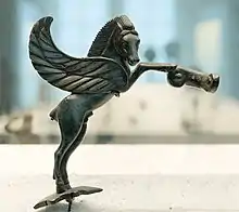 Petite figurine en bronze en forme de cheval, vue de profil, avec deux grandes ailes sur les côtés