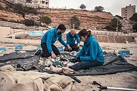 Des bénévoles de Wings of the Ocean trient des déchets après les avoir ramassés sur une plage de Majorque en 2021.