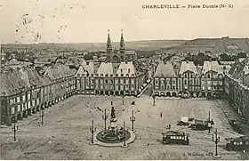 La Place Ducale de Charleville, où l'on voit la bifurcation de deux lignes.