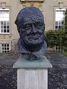 Buste de Winston Churchill sur la terrasse