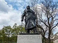 Photographie d'une statue de Winston Churchill.