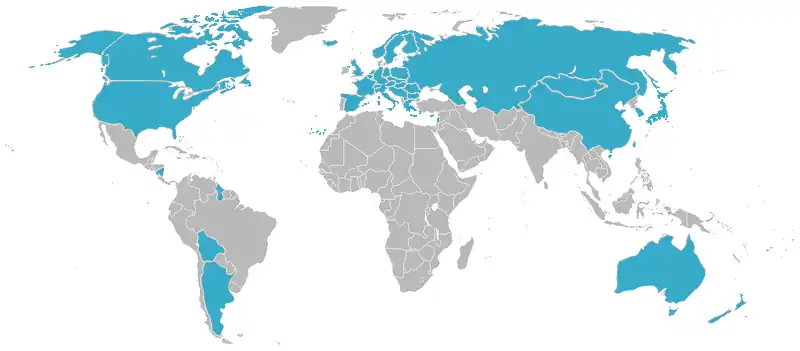 Carte du monde montrant les pays participants en bleu.