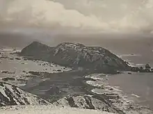 Une colline se distinguant après un isthme.