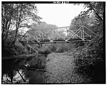 Vue d'un pont au-dessus de la rivière Wishkah, dans un paysage forestier près d'Aberdeen, qui pourrait être celui sous lequel Kurt Cobain raconte qu'il a dormi dans Something in the Way.