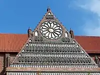 Terre cuite vernissée sur le pignon du transept méridional