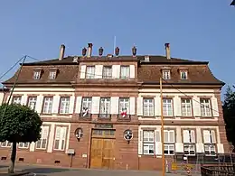 Doyennébâtiment principal (façades et toiture sauf adjonction sud, escalier d'honneur, grand salon central), deux dépendances (façades et toiture, pierre tombale), parc escalier au rempart et clôture