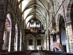 Vue intérieure de la nef vers la tribune d'orgue.