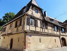 Maison Sternmaison avec deux corps de bâtiment, cour pavée