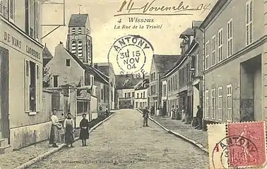 La rue Victor-Baloche avec le clocher de l'église en fond.