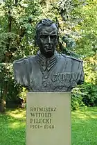 Buste de Witold Pilecki dans un parc de Varsovie.