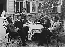 Ludwig et sa famille réunis autour d'une table dehors.