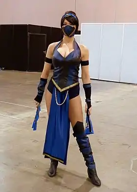 Cosplayeuse du personnage de Kitana en 2013.