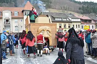 Carnaval de Wolfach en Forêt-Noire ; défilé du lundi de carnaval 2012 ;"Alde Rungunkel" avec le moulin des vieilles femmes (au "Kleienkotzer", une jeune fille sort du moulin)