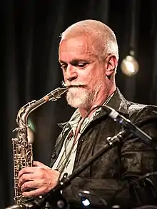 Wolfgang Puschnig sur scène avec un saxophone