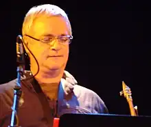 Wolfgang Puschnig sur scène avec son saxophone devant un pupitre de partition