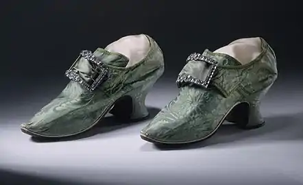 Paire de chaussures de femme en damas de soie avec boucles, 1740-1750. Londres, Angleterre, Spitalfields.