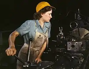 Une « Rosie la riveteuse » utilisant un tour à métaux (1942).