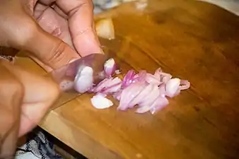 Couper finement les échalotes pour qu'une fois coupées elles aient la même épaisseur.