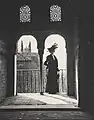 Adolf de Meyer : Femme en noir devant les arches d´une mosquée, (vers 1900)