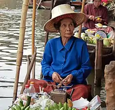Vendeuse d'un marché flottant, le Damnoen Saduak Floating Market (en).