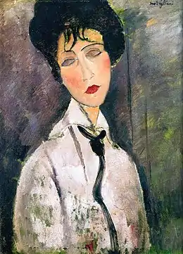 Portrait en buste d'une femme brune tête légèrement penchée de côté, en corsage blanc, cravate noire indécise, regard aveugle